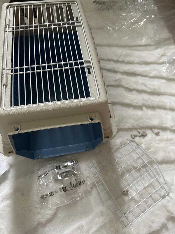 There is absolutely no handle to the kennel