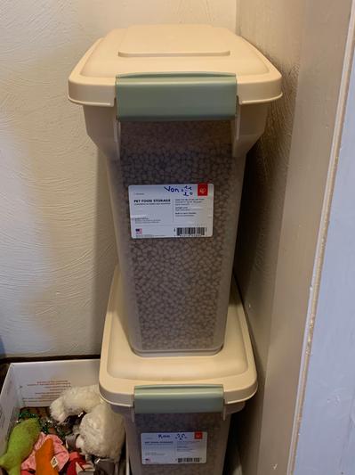 Rubbermaid Pets Scoop'n Store Pet Food Storage Container (45 lbs