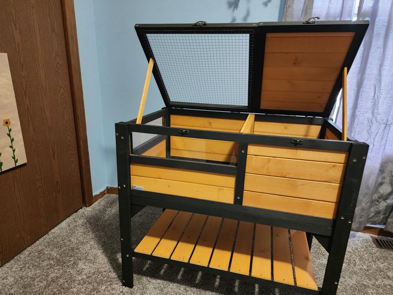 There are arms to hold up both sides of the lid.