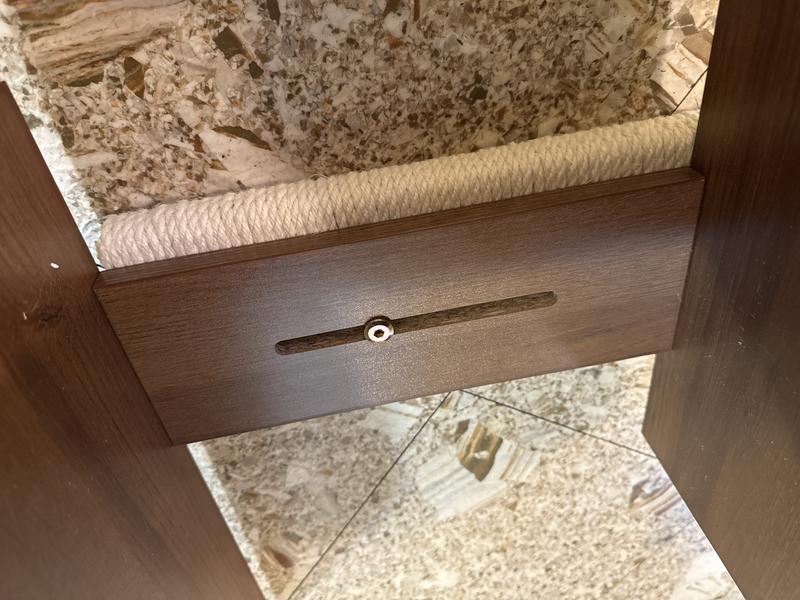 Too much wiggle room, even when the screw is screwed in as tight as possible. There are no notches to prevent the scratching posts from sliding down when cats climb on it.