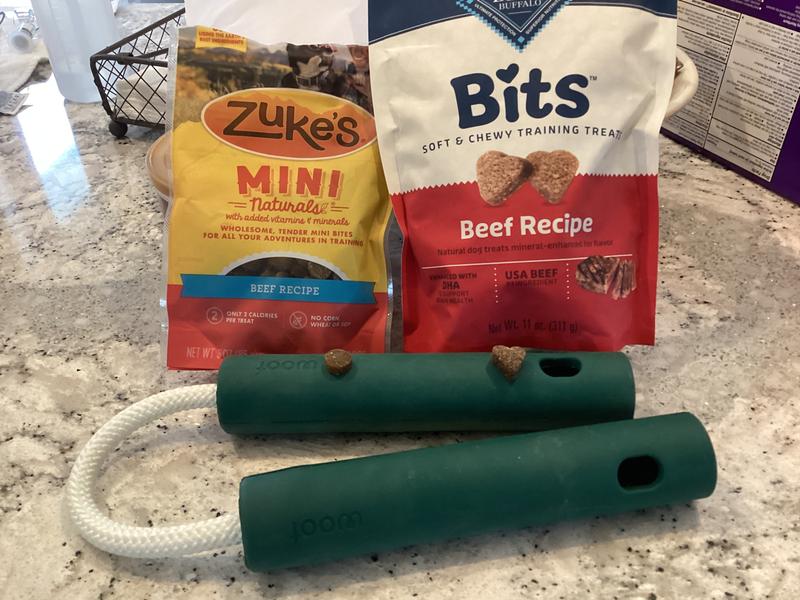 Size of treats in relation to the size of the opening on the Nomchuck.