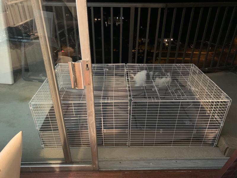 2 medium access doors to clean or retrieve your pets on top, you can securely close or keep open. middle part hard to access with your arm.