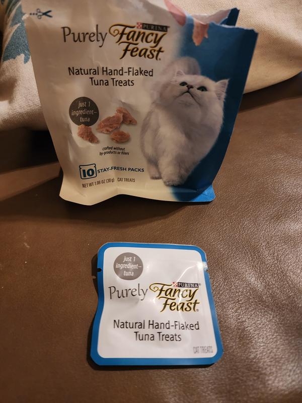 The total weight is 1.06 ounces. There are 10 tiny packs, each containing .1 ounces