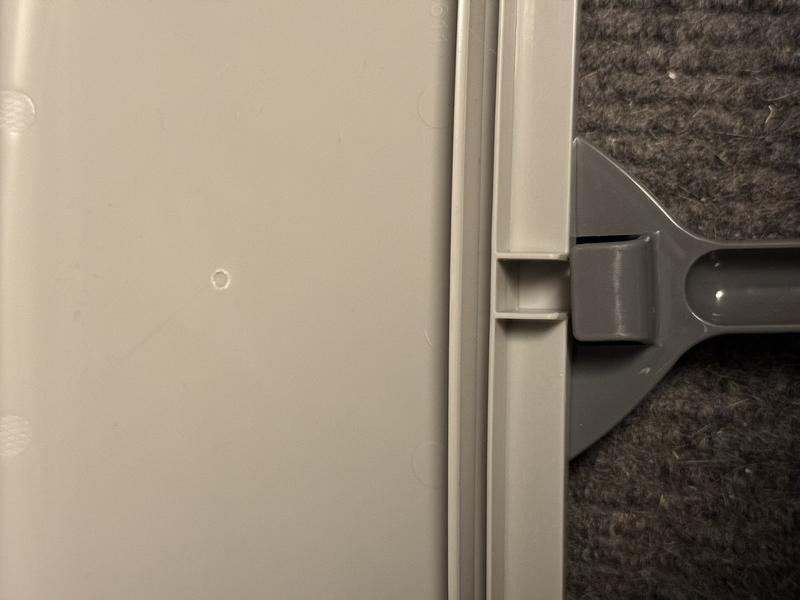 The scoop's hook is too wide to actually fit into this little notch to hang from the lid.