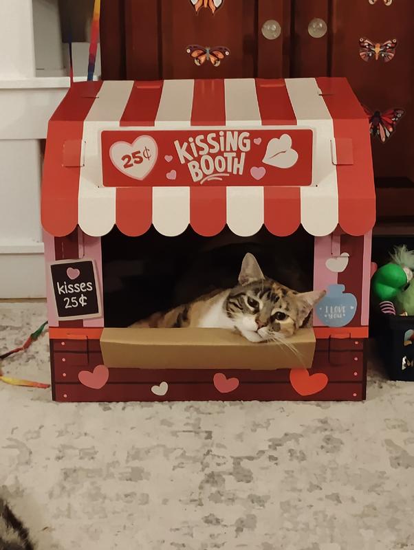 delilah in the kissing booth!