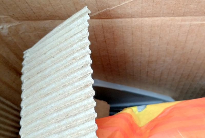 The lid elsewhere in the box
