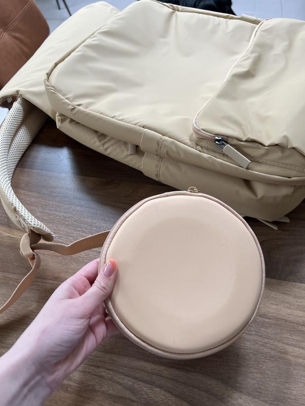 This container unzips into the bowls. Fur sticks to it a lot though