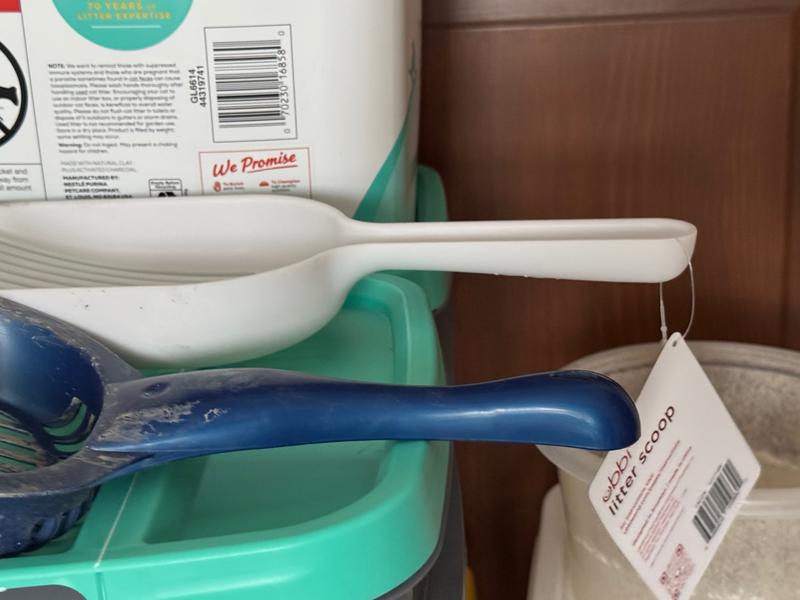 The white scooper on top is the Ubbi brand. You can see how the curve is backward.