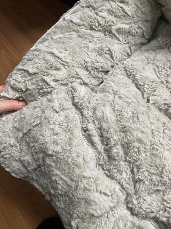 Inner zipper (normally this is tucked in when the bolster is in the proper position) but it does go around the entire inside of the bed.