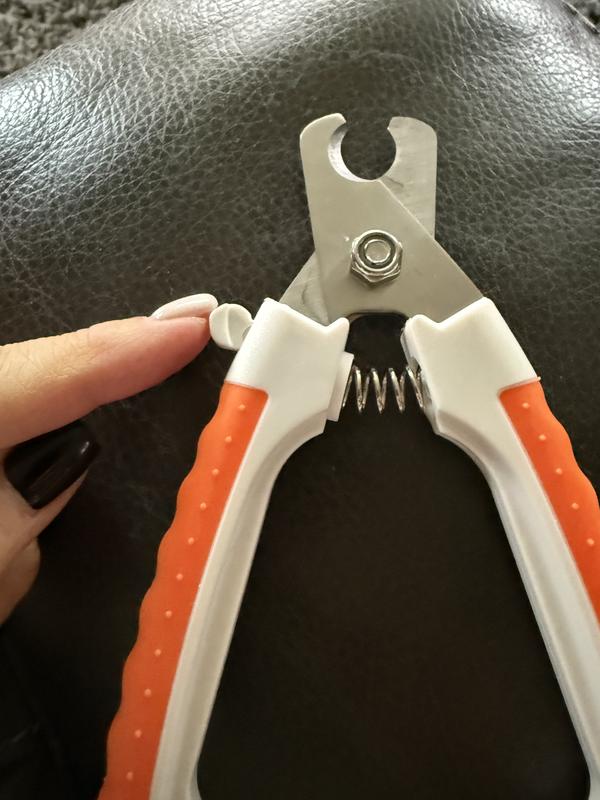 Love the safety lever to keep it closed when not in use.