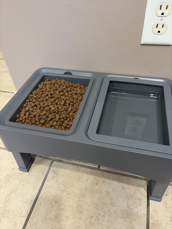 2.5 cups of food fit in here, and it is not slow feeder in any way. False advertising. Waste of money.