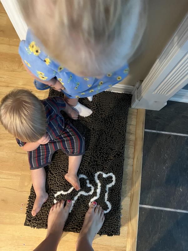 Good size rug. Kids and feet for scale