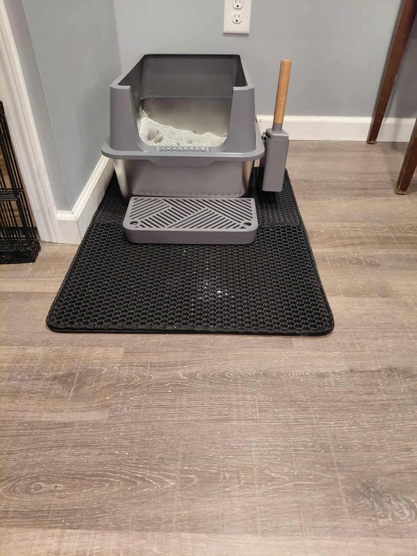 Same amount of litter made it outside of the box and onto the floor It's a bit difficult to see because of the light color of litter.