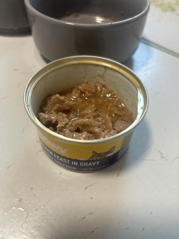 Chicken pieces are small and easy for cats to eat up.