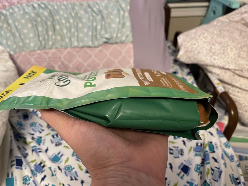 The pill pockets are flat. The bag just looks bigger bc of the hole in the bag that once I lifted the 40 pounds of dog food off the bag reinflated a bit after I pulled it out.