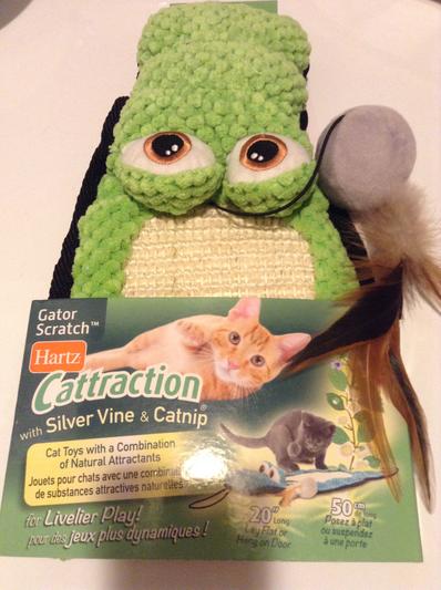 Hartz Cattraction Silver Vine & Catnip Gator Cat Scratcher Toy, Color Varies