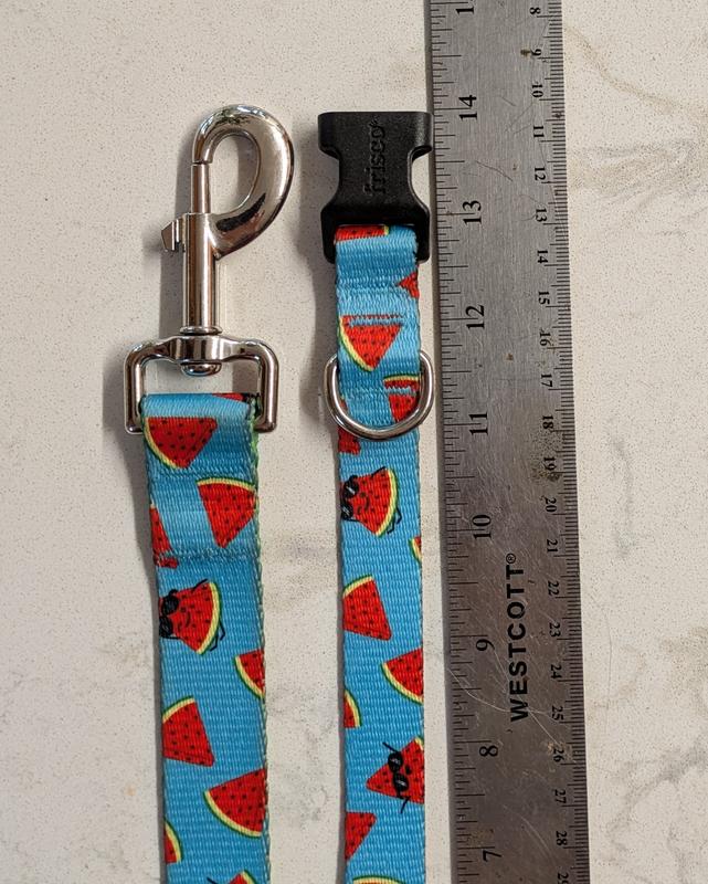 leash hook size works with medium collar
