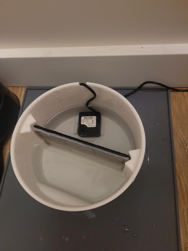 No connection guides, just the small black straw on the motor itself