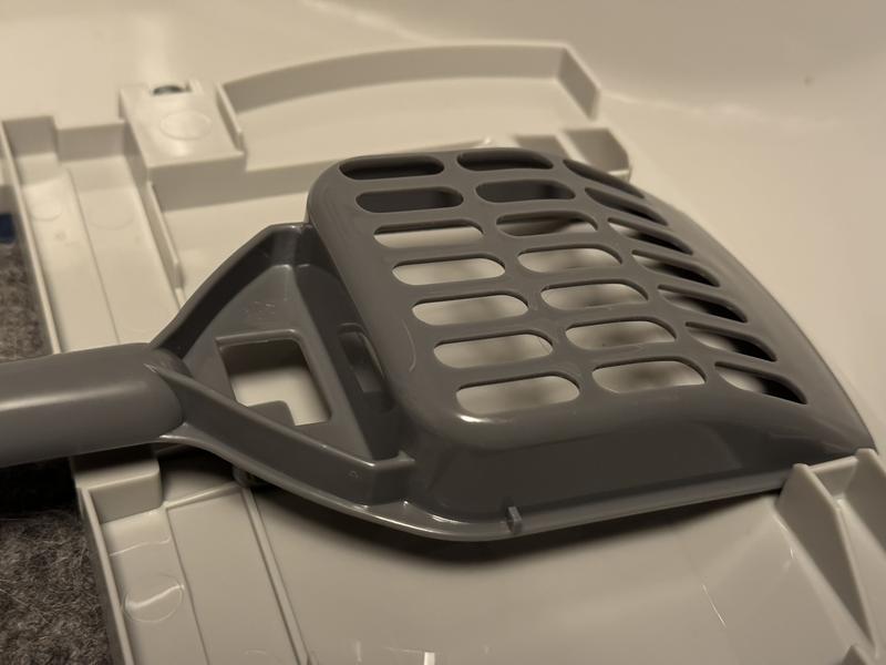 Product photos show the scoop hanging like this.