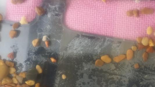 Adhesive leaves a lot of residue, only heats up dry glass.