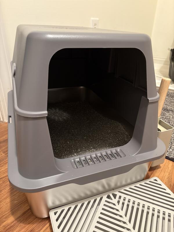 The space inside is perfect for a medium to large sized cat, with plenty of space to turn around and dig.