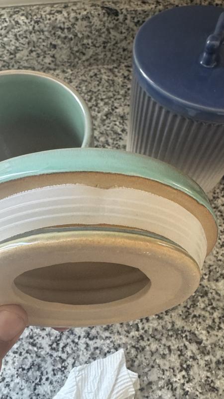 Gasket does not fit tight around the lid.