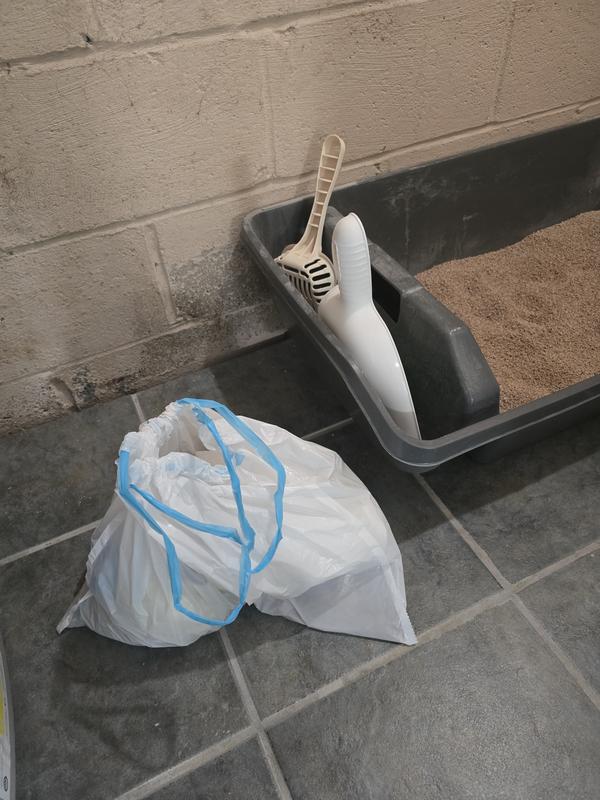 Stays closed between scooping and the drawstring is sturdy