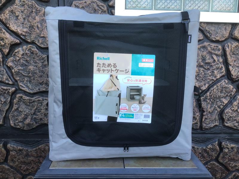 Mesh front.   The top also has a mesh section that opens.