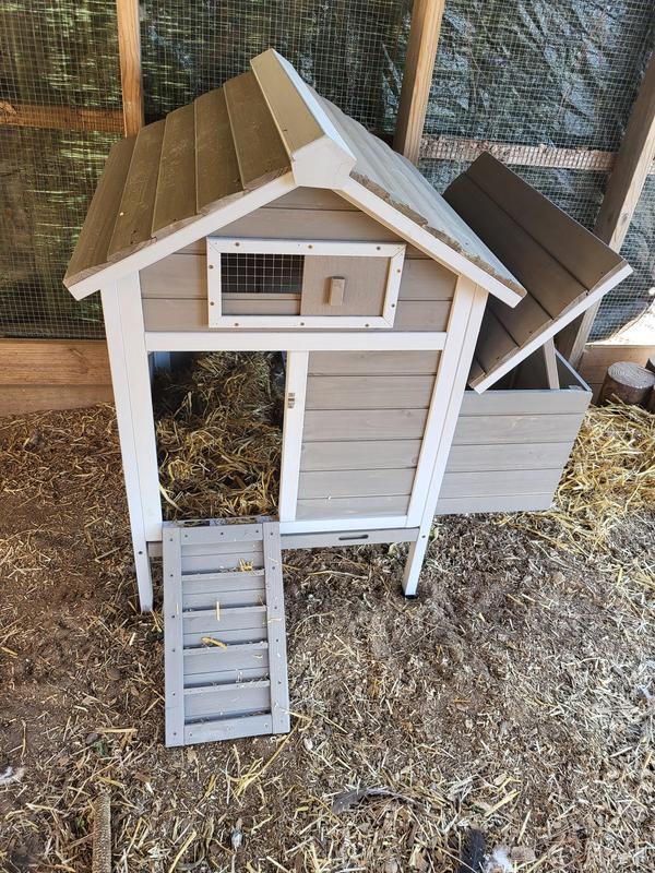 Sturdy and no tiny openings for rain to come in.