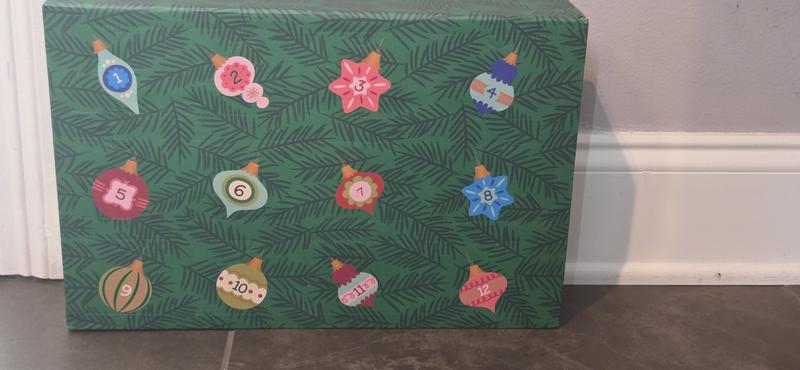 The adorable holiday packaging with the 12 punch out squares. Behind each square is a small dog toy.