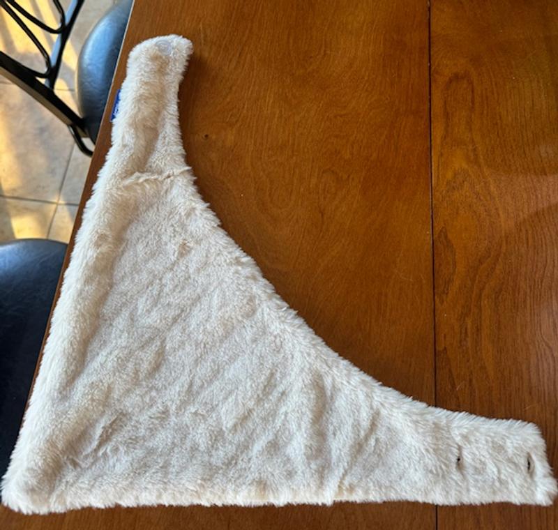 Note the button and two buttonholes for size adjusting.