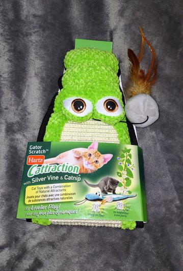 Discontinued HARTZ Cattraction Silver Vine Catnip Gator Cat