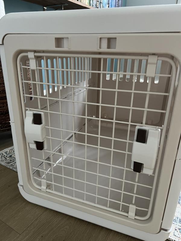 Swing and latch on righ and left side of door