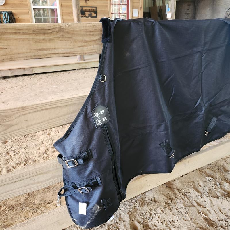 Check out that front closure. Nice!!