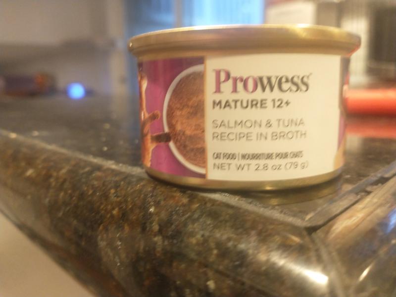 The name. It specifies that is for older cats, and lists the main ingredients.