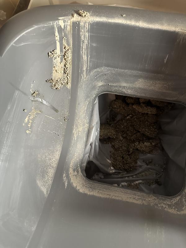 Litter that falls here and doesn’t drop into the waste bin gets stuck and is smeared on the outside of the unit and drops to the floor