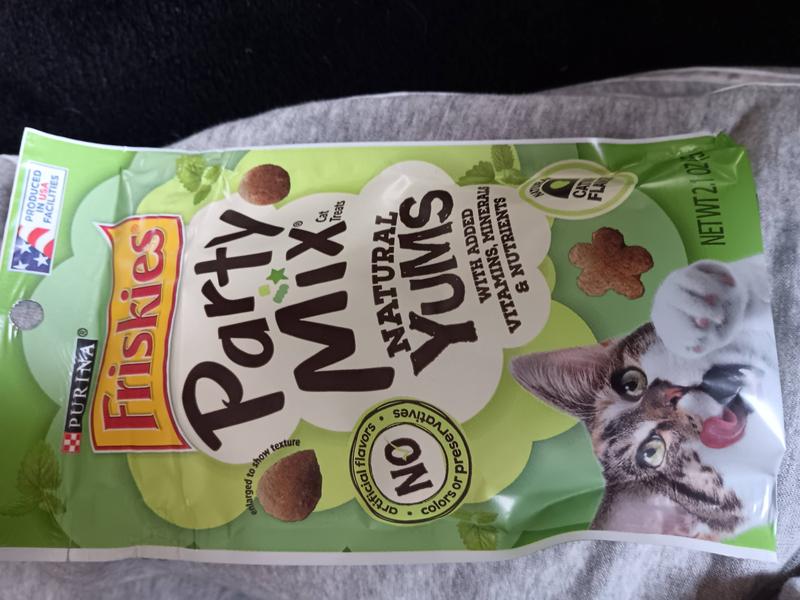 FRISKIES Party Mix Natural Yums Catnip Flavor Crunchy Cat Treats, 2.1