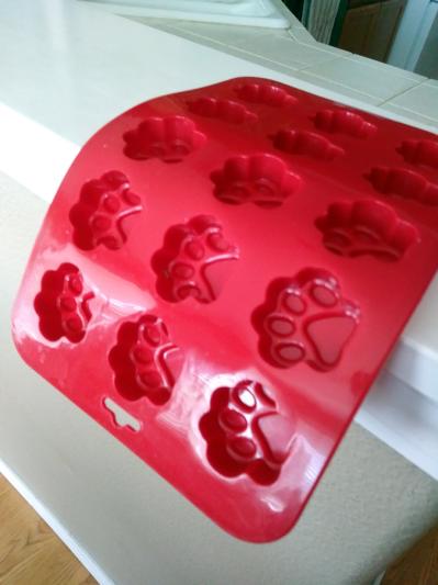 Paw shaped silicone baking tray