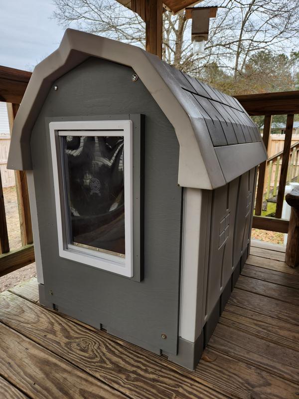 Insulated dog 2024 house with door