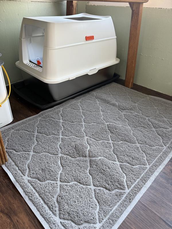 I didn’t attach the matching scoop or the included litter catch tray because my cat uses the top hole and I like to keep the scoop inside the bucket of litter