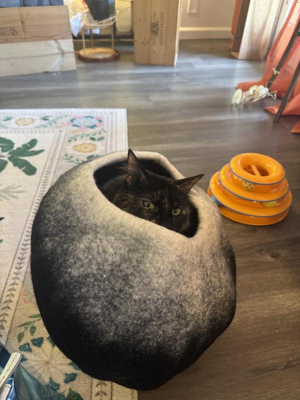thumbnail interactive-video image 1 of LELEBEAR Cutypet Winter Cave Cuty Pet Winter Cave Cat Bed Washable With 1 of 12