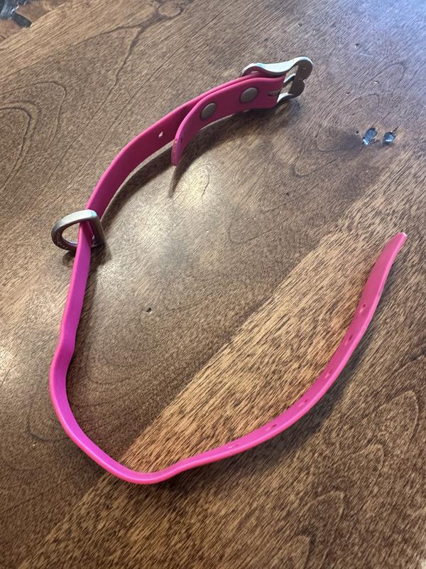 Shows metal piece is lose and falls off.