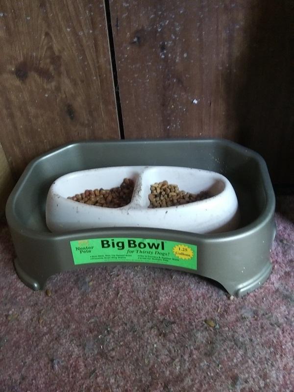 Holds double unit food bowl