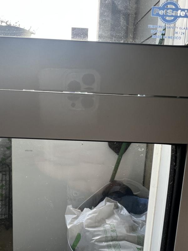 Gap between 2 glass pieces