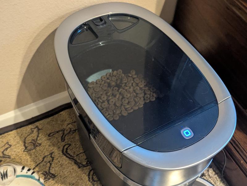 It holds a lot of food and is easy to load.