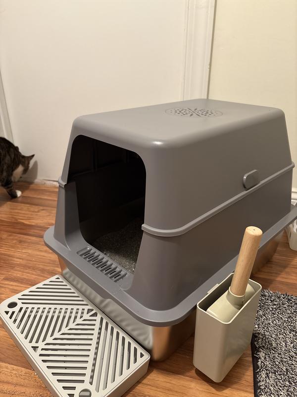 The scoop holder on the side is convenient and saves space