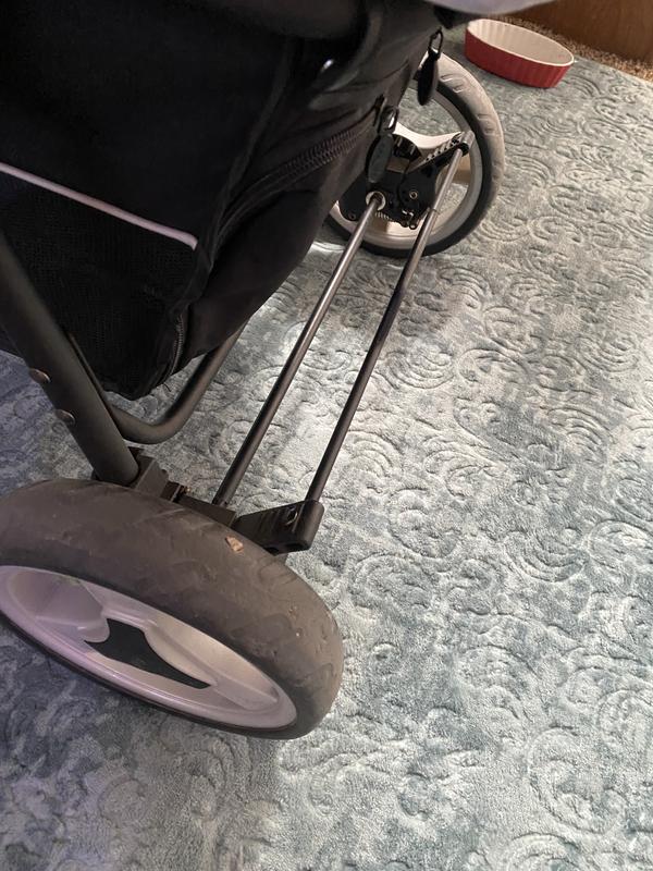 Old stroller has park bar