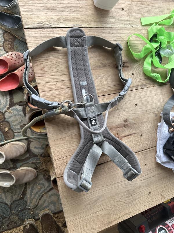 You can see how it doesn't lay flat like it should because the chest piece is too long in comparison to the back piece