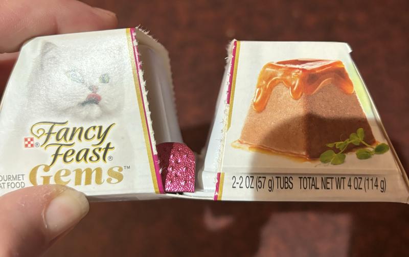 Easy open cardboard strip separating the plastic pyramids