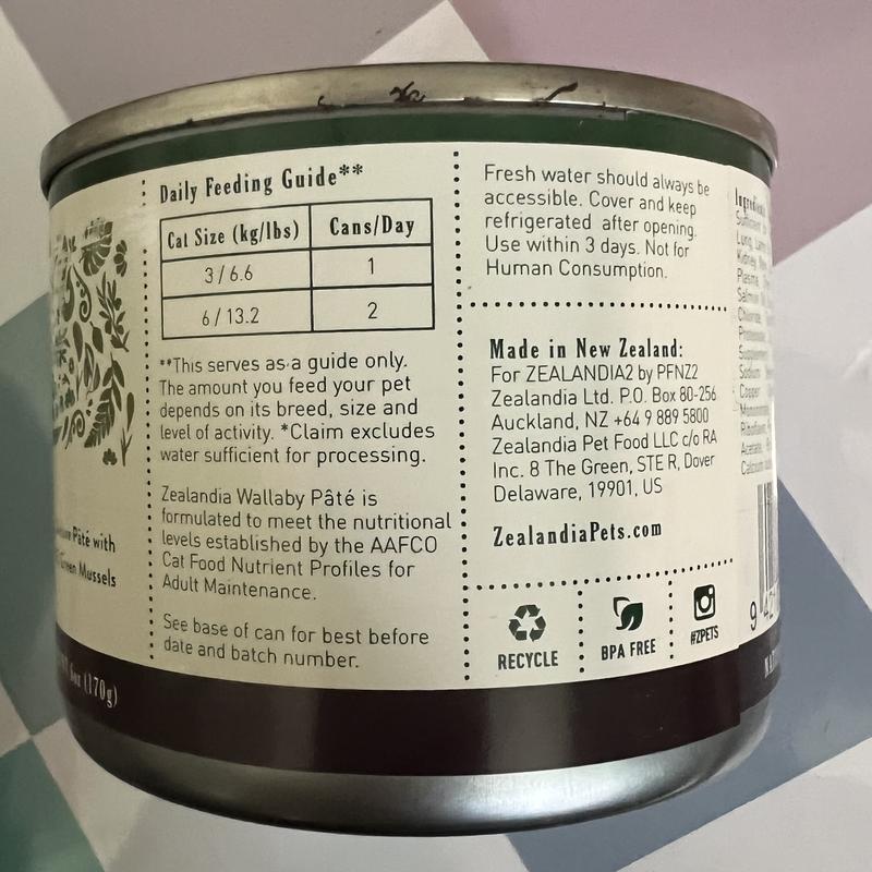 Back label of can of Zealandia brand Wallaby Páte wet cat food.  Shows daily feeding suggestions